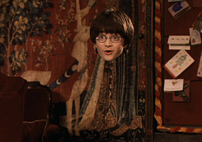 Harry essayant sa cape d'invisibilité dans ES/f