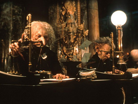 le gobelin accueillant Harry et Hagrid à Gringotts et des gobelins au travail à Gringotts dans ES/f 