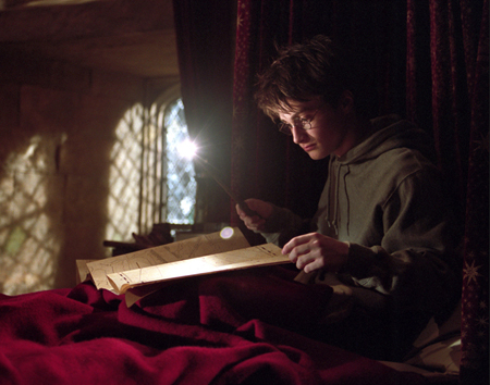 Harry consulte la carte du Maraudeur dans PA/f © 2004 Warner Bros.