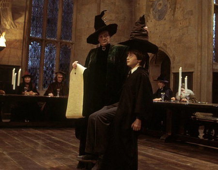 Harry Potter portant le Choixpeau magique dans ES/f