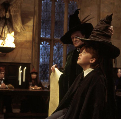 Ron Weasley et Harry Potter portant le Choixpeau magique dans ES/f