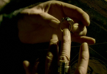 La bague d'Elvis Gaunt au doigt de Dumbledore dans PSM/f © 2009 Warner Bros.