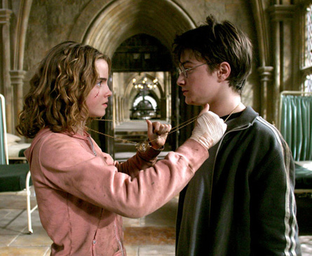 Harry et Hermione utilisant le Retourneur de Temps