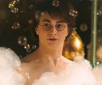 Harry dans le bain de la Salle de bain des Préfets