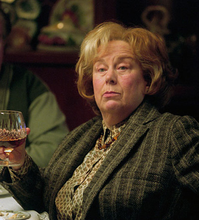 Tante Marge et son verre de brandy dans PA/f © 2004 Warner Bros.