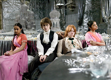 Parvati, Harry, Ron et Padma durant le bal de Noël dans CF/f © 2005 Warner Bros.