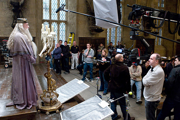 Michael Gambon face à David Yates et l'équipe sur le tournage de PSM/f