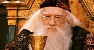 Dumbledore levant son verre à Harry dans ES/f