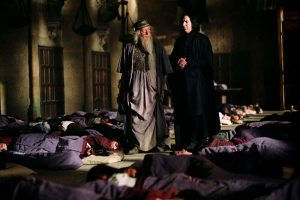 Dumbledore et Rogue parmi les sacs de couchage dans la Grande Salle dans PA/f