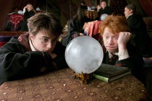 Ron et Harry regardant avec ennui dans leur boule de cristal dans PA/f