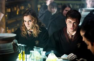 Harry et Hermione durant le cours de potions dans OP/f