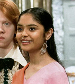 Padma Patil et Ron Weasley juste avant le bal de Noël dans CF/f