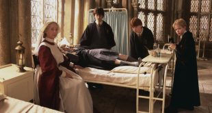 Madame Pomfresh, Harry, Ron et Colin au chevet d'Hermione pétrifiée dans CS/f
