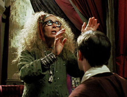 Trelawney durant le cours de divination dans PA/f