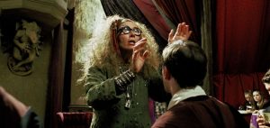 Trelawney durant le cours de divination dans PA/f